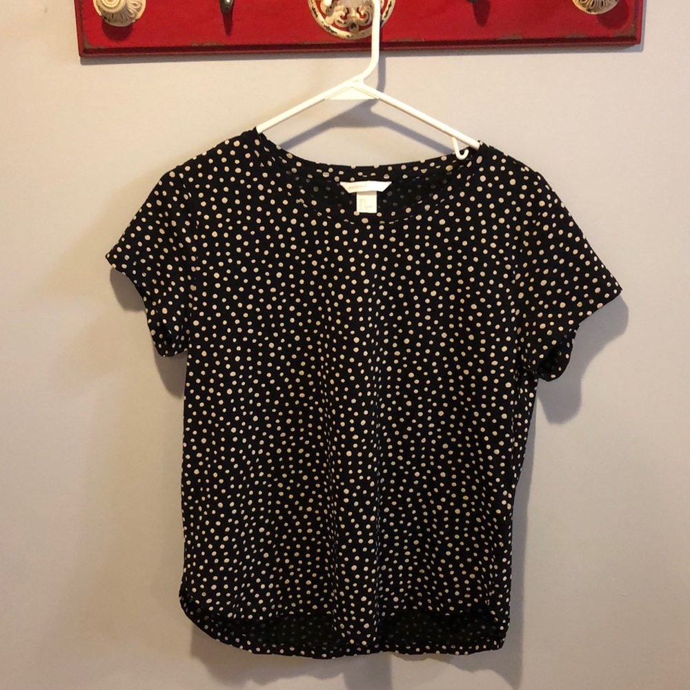 Polka dot tee shirt.
